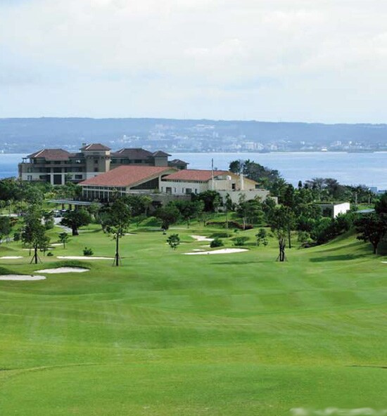 9�ԃz�[���B�X�Ƃ����ĎłƃN���u�n�E�X�̃I�����W�̉����z���ɊC�������낷�A�Œ��̃R�[�X�B