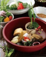 �~�n���ō̂ꂽ�R�؂ƒn�Y�̐H�ނō��ꂽ���H�B��̉Ԃ̔��u�������炵���B���̏h�ɔ��܂�Ƃ��́A���̎��Ԃ��؂ɂ������B