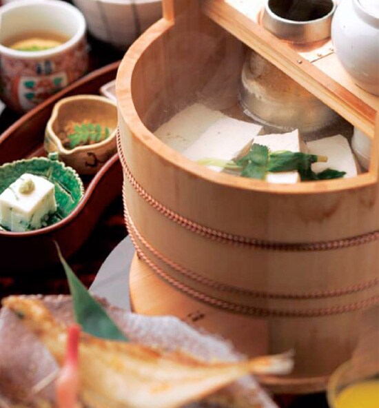 �l�G�܁X�̋ᖡ�������ꂽ�H�ނ����J�ɗ�������A�����ĂȂǂ̔�������ɂ����ēo�ꂷ��B�ʐ^�͒��H�̈ꕔ�B