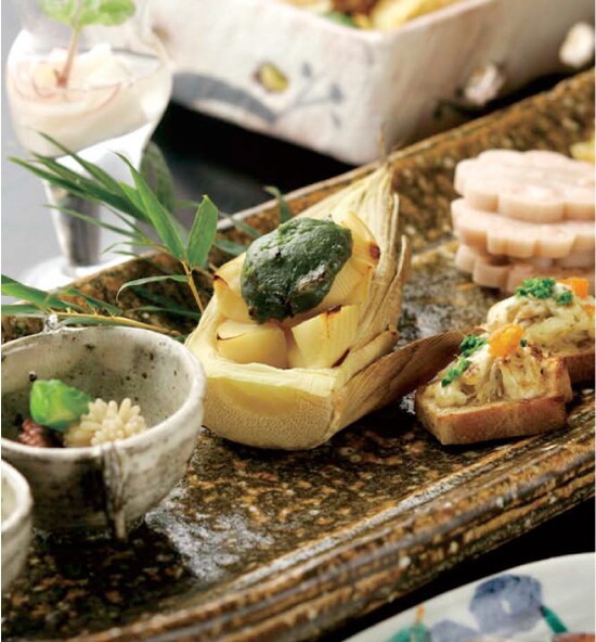 �V�N�Ȍ��q�����͂������A�t�ɂ�⡂�R�؂Ȃǂ̎R�̍K���������ԁB�ЂƎ�Ԃ��ӂ���Ԃ������������ɂ͒�]������B