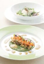 �uokas�v�ł͓��̐H�ނ�������������{�i�I�ȃt�����`���y���߂�B���v���Y�̎ԊC�V�ƌ��ؒő����g������i�́A�Y����ꂽ�G�X�v�[�}�\�[�X����Z���ȎԊC�V�̕��������ɍL����B���̂ق��A�ߊC�ŕ߂ꂽ�������A���i�N�G�j�ƎR�؂��u�C�����Ŏd���Ă����̂ȂǁA�L���ɐ[�����܂���i�������B