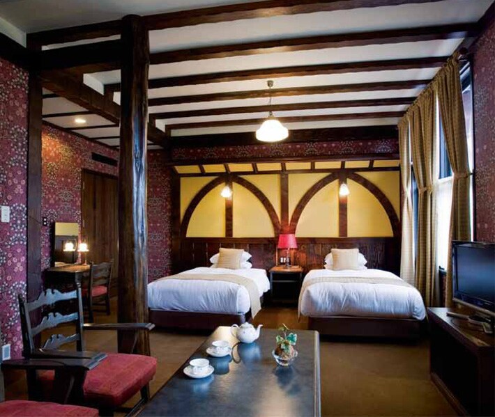 �R�������̑f�p�ŉ��������q�����܂��A�ʑ��̂悤�Ȋ����̎������o����B�e�����ňႤ���ōʂ�ꂽ�E�B���A���E�����X�̕ǎ��̐l�C�������B