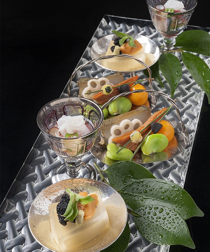 �n粖���̖ԑ�͗l�����X�����K���X�M�B��O�̕X���������͂��߁A�����ɗ������ĂԎ�����Â炳��Ă���B