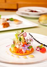 �n���ō̂ꂽ�Ă̖�؂∢���G���C�v���T�[�����Ȃǂ��g�����O�؂́A�ڂɂ��N�₩�B�������쑽���s�o�g�̍����^���������r��U�邤�H�̃f�B�i�[�R�[�X�Ŗ��킦��B�a�H���Z���N�g�\�B