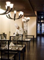 ���X�܂Ŗ����グ��ꂽ�X���ɁA���C�����R�y���n�[�Q���̊�⒲�x�i�����p�ق̂悤�ɐ��R�ƕ��ԁB