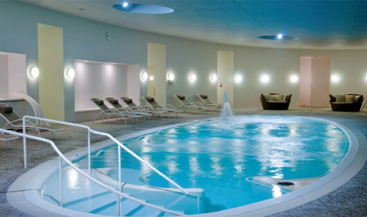 ���m���E���˖� �E�g�R�f�B�[�v�V�[�e���s�[�Z���^�[���z�e��
 �̉��Ɠ����x�̉��x�Œ������ꂽ�C�m�[�w���̃v�[���́A�h���҂Ȃ疳���ŗ��p�ł���B���O�ɂ̓W�F�b�g�o�X���B