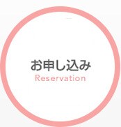 ���\������