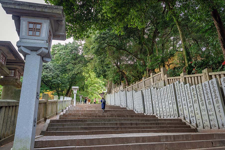 Climb the thousand-step staircase to Kotohira-gu