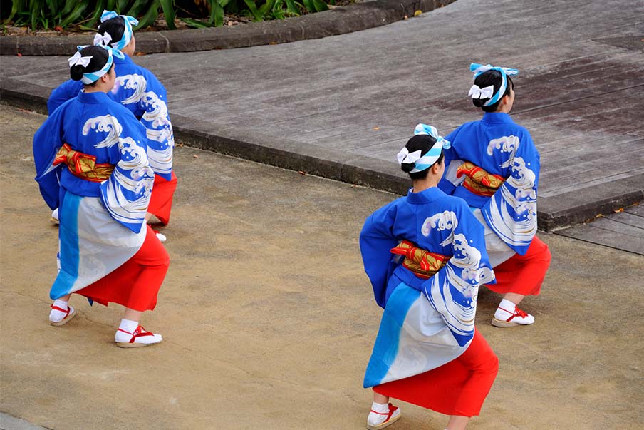 Sing Japanese folk songs at the Ushibuka Haiya Festival