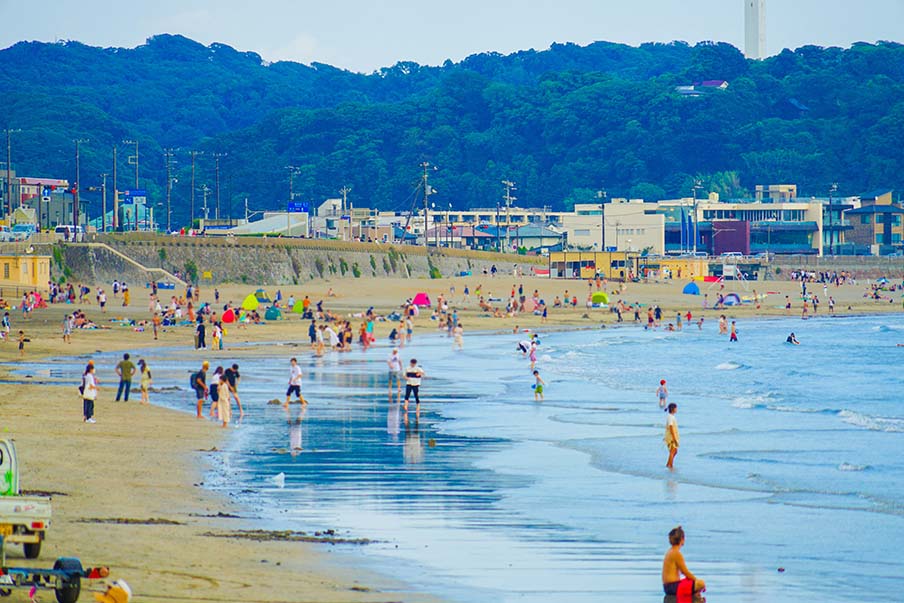 Yuigahama Beach (由比ヶ浜海岸) — surfing beach with calm waves