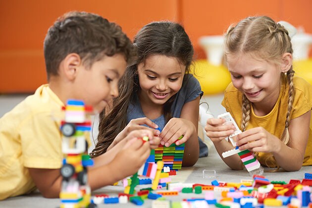 Build blocks at the Legoland Discovery Center