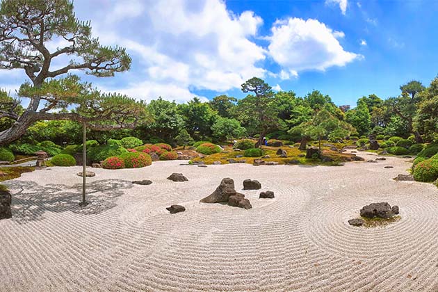 What are the unique features of a Japanese garden?