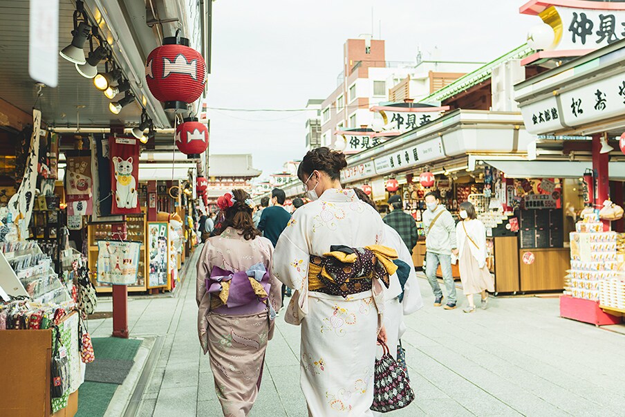 Shop traditional goods along Asakusa’s Nakamise Street