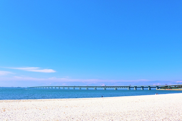 沿泉南大理石海滩 (Sen’nan Marble Beach) 散步