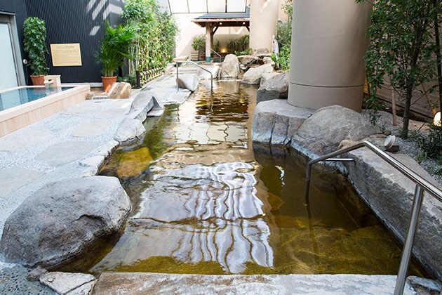 参观位于东京市中心的 Spa LaQua（东京巨蛋）