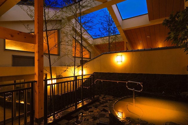 在 Musashi Koyama Onsen Shimizuyu 独特的黑水温泉中体验治愈