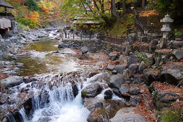 Bewundern Sie die atemberaubende Aussicht auf die Natur, während Sie im Takaragawa Onsen Osenkaku baden