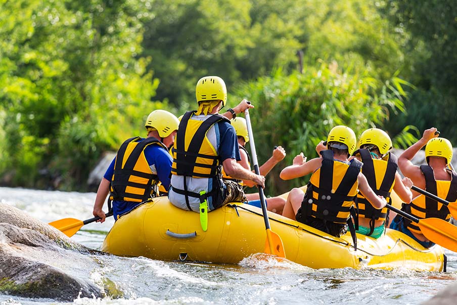 Hacer piragüismo y rafting cerca del pueblo de Nishimeya