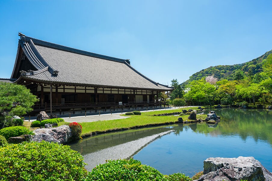 Descubre el sereno templo Tenryuji y disfruta de un almuerzo tradicional japonés