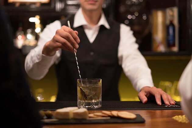 Disfrute de una noche de primera en el Tender Bar