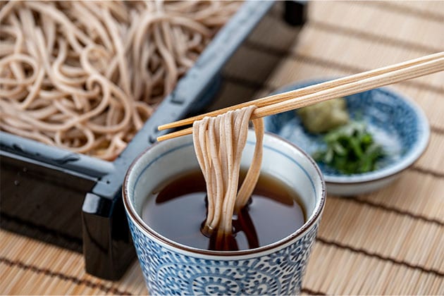 ¿Cómo se sirven los fideos soba?