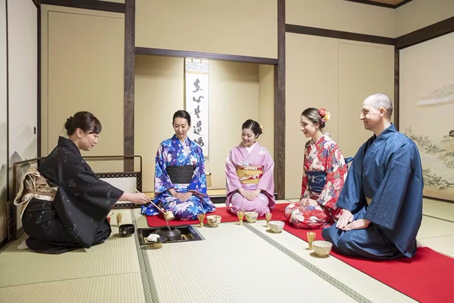 Disfrute de una ceremonia del té con kimono en Maikoya Tokyo