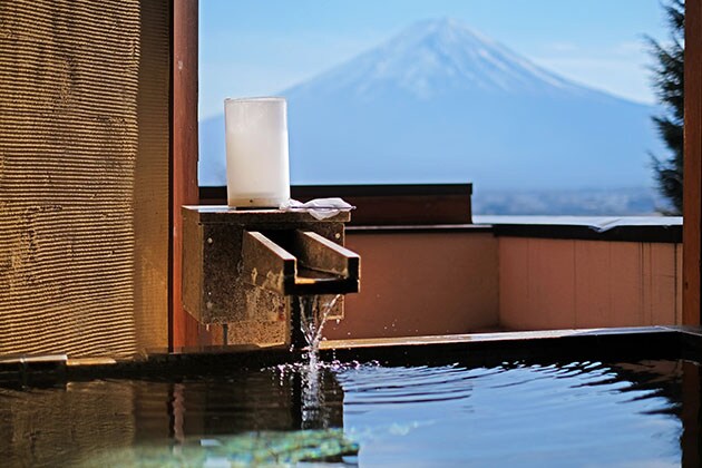 Profitez d’un bain en extérieur avec vue sur le mont Fuji au Bessho SASA.