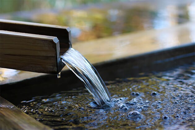 Visite d’une source d’eau chaude noire