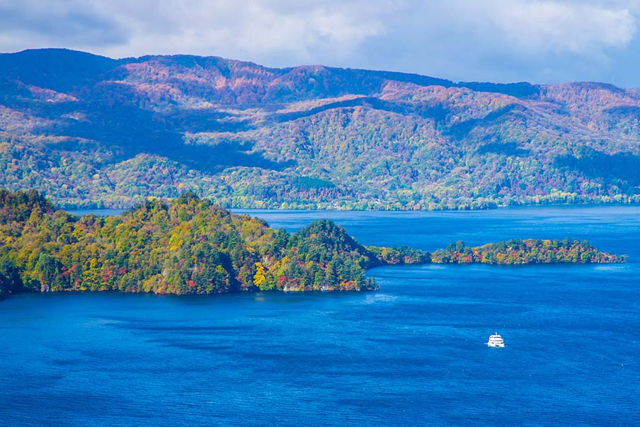 Gaze at the Lake Towada crystal-clear waters