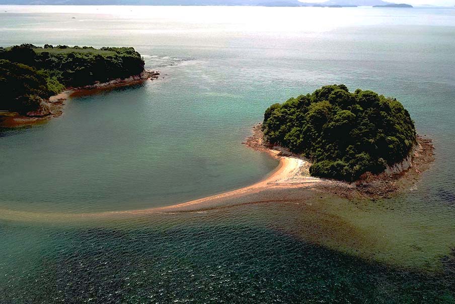 Kuroshima Venus Road (黒島ヴィーナスロード) — one of the most romantic Japanese beaches