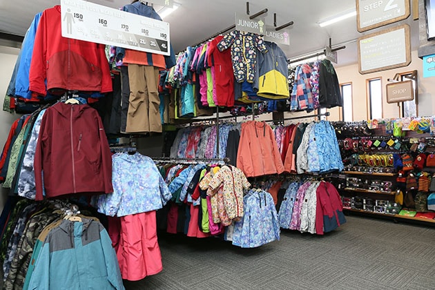 前往 NASPA Ski Garden 滑雪場租用滑雪用品