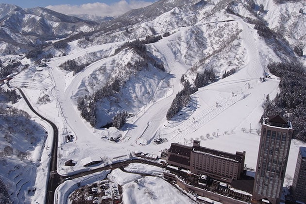 前往 NASPA Ski Garden 滑雪場的滑雪道上，測試您的技能
