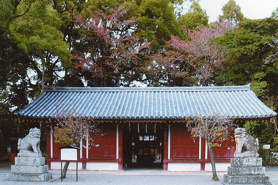 Admire the Ancient Wooden Sakurai Shrine Designated as National Treasure