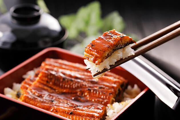 品嚐當地著名的鰻魚飯