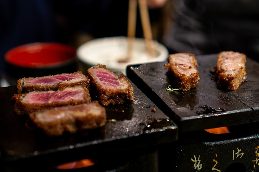品嚐酥脆完美的吉列牛扒