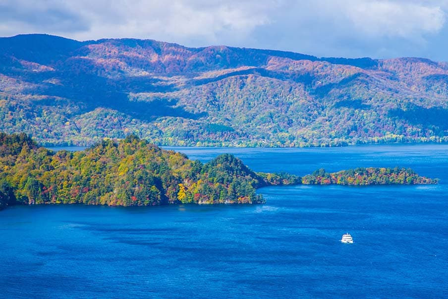 Gaze at the Lake Towada crystal-clear waters