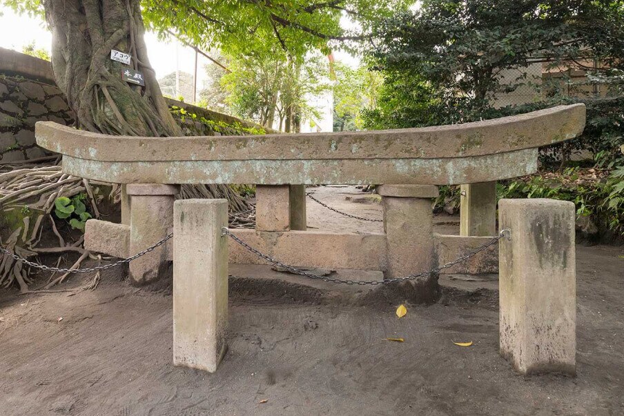 Visit the Kurokami Buried Shrine Gate
