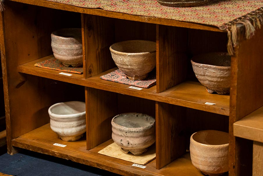 Visit famous Hagiyaki pottery studios and try pottery-making for yourself