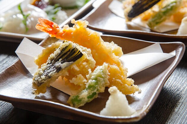 Cicipi tempura lokal yang terkenal di Kikuya