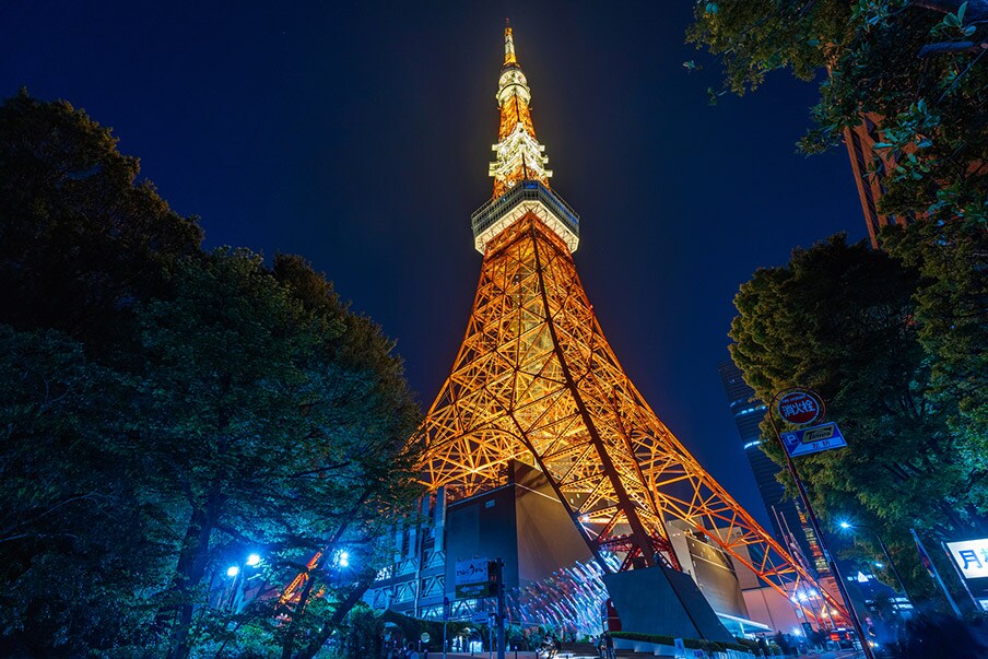 Naik ke Tokyo Tower dan terpesona dengan pemandangan yang spektakuler