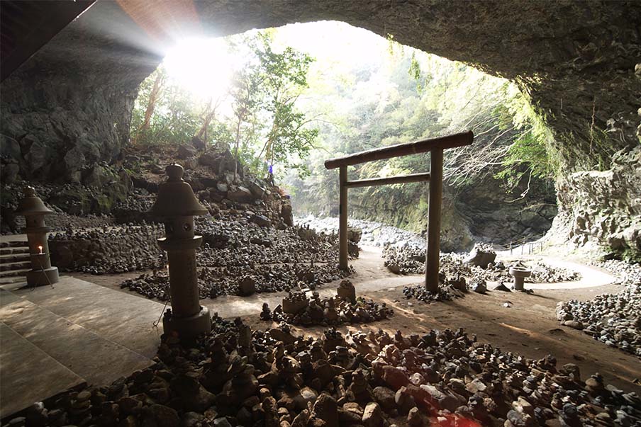 Amano Yasukawara - Explore Amaterasu's cave site shrine