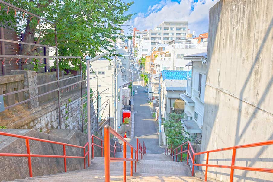 Walk the road from Yotsuya Station to Suga Shrine staircase—iconic places in the film Kimi no Na Wa (Your Name)