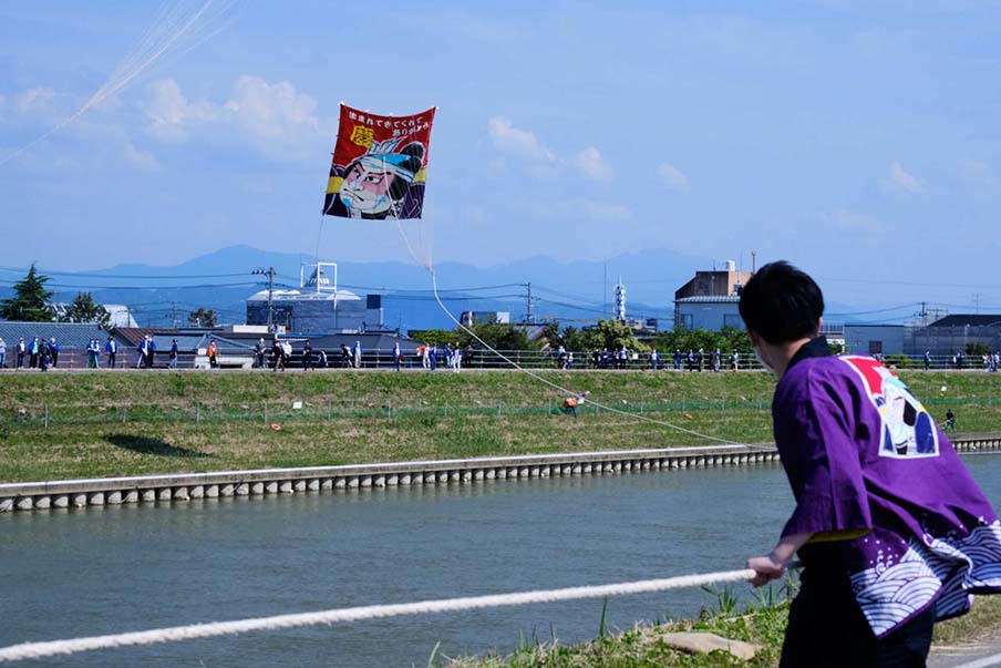 Watch kites fly in the sky at the Shirone Giant Kite Battle