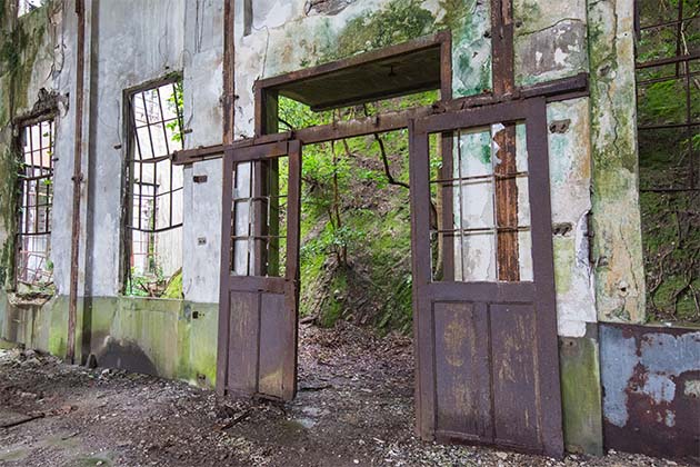 Visita ai siti storici abbandonati risalenti al periodo bellico