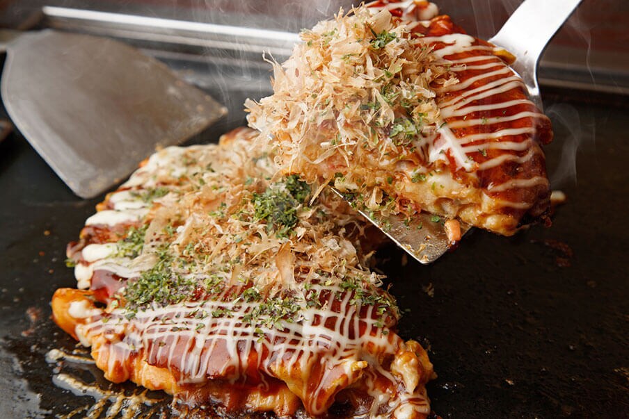 Il piatto da non perdere a Osaka? Gli okonomiyaki, gustosi pancake in versione giapponese