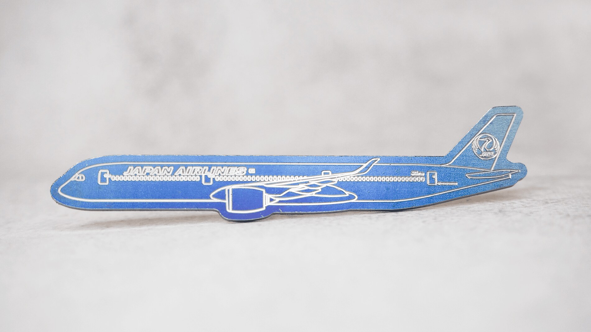 希少　受注生産品JAL ピンバッジ JALの飛行機型ピンバッジ、1個7500円 整備士が製作、材料は