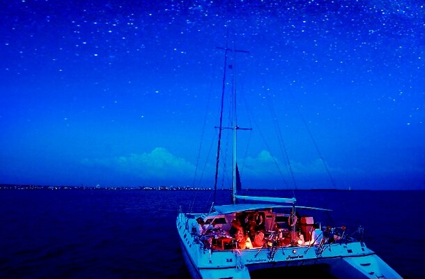 〔2名以上〕豪華カタマランで行くティンガーラ（天の川）クルーズ（三線演奏付き）