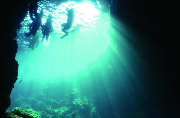 〔6歳以上74歳以下限定〕〔沖縄本島〕ボートで行く　青の洞窟シュノーケル