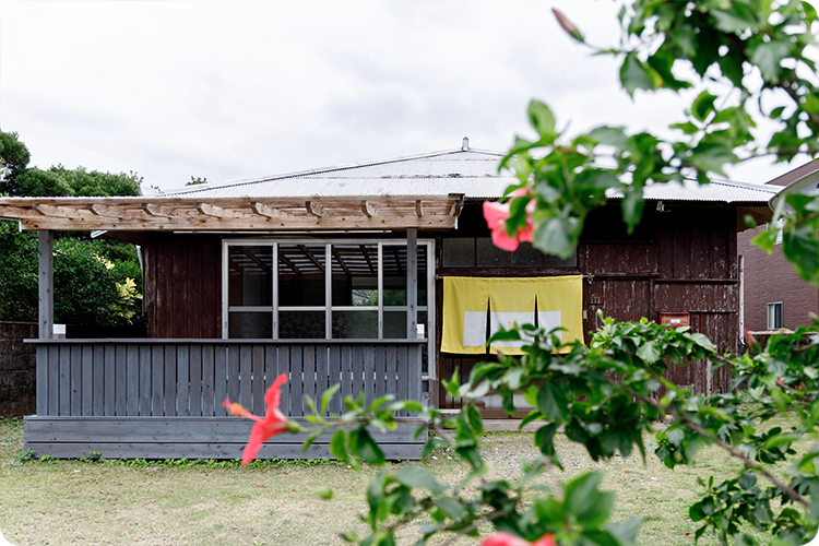 伝泊 奄美 古民家 風ぬける川辺の宿外観