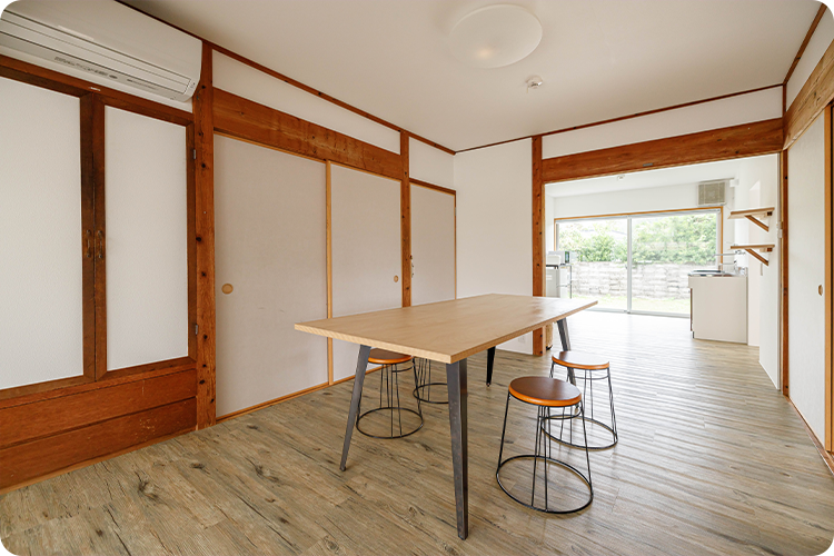 伝泊 奄美 古民家 風ぬける川辺の宿内部